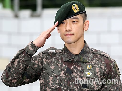 군 복무중인 가수 비(정지훈)가 전역했다. 비가 10일 오후 서울 용산구 국방부 국방홍보원 앞에서 전역 인사를 하고 있다. 이날, 연예병사 기강 해이 등 논란 탓에 전역 기념행사와 기자회견은 열리지 않았다. 동아닷컴 국경원 기자 onecut@donga.com