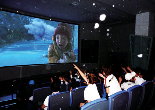 방학 시즌을 맞아 휴가와 교육을 한 번에 해결할 수 있는 에듀테인먼트 휴가지가 인기다. 공익 안전테마파크인 태백 365 세이프타운을 찾은 학생들이 설해체험관에서 3D영상을 시청하고 있다. 사진제공|태백365세이프타운