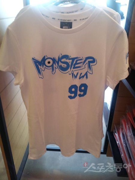 대전구장 이글스샵에서 판매중인 류현진 티셔츠. 사진｜정지욱 기자