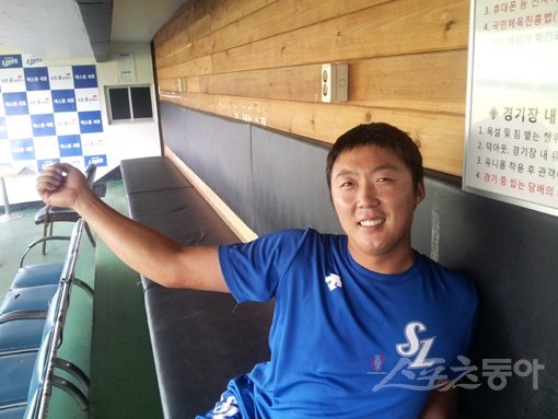 삼성 배영수가 대구구장 덕아웃에서 2007년 1월 팔꿈치 인대접합수술을 받아 더 이상 곧게 펴지지 않는 자신의 오른팔을 보여주고 있다. 대구｜이재국 기자