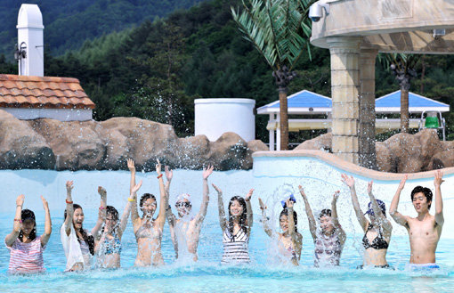 휘닉스파크의 ‘블루캐니언’은 강원도의 맑은 물, 남녀노소 모두 즐길 수 있는 다양한 풀, 시원하고 짜릿한 어트랙션을 골고루 갖추고 있어 연인이나 가족단위 여행객들에게 주목받고 있다. 사진제공|휘닉스파크