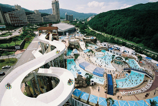 훼밀리슬라이드 등 다양한 시설을 갖춘 블루캐니언 실외존 전경. 사진제공|휘닉스파크