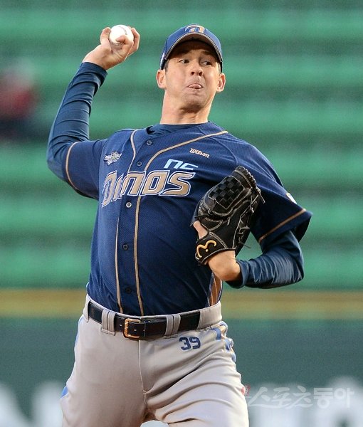 NC 김경문 감독은 외국인투수 찰리만 보면 미소가 절로 나온다. 실력뿐 아니라 인성까지 갖춰서 팀 분위기에 긍정적 영향을 미치고 있다는 평이다. 9일 잠실 LG전에 선발 등판한 찰리가 힘차게 볼을 뿌리고 있다. 잠실｜김종원 기자 won@donga.com 트위터@beanjjun