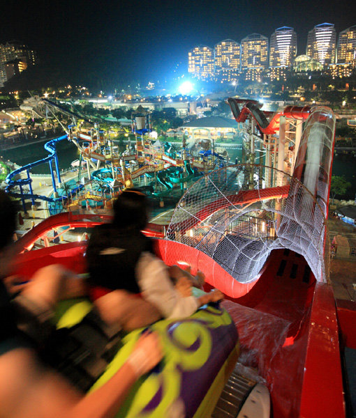 비발디파크 오션월드가 야간개장을 시작하는 한편 다양한 문화 공연을 준비해 여름 휴가객들을 유혹하고 있다. 야간 개장한 오션월드 전경. 사진제공|대명리조트