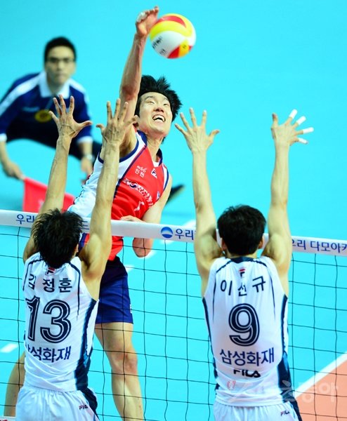 대한항공 신영수(가운데)가 21일 안산 상록수체육관에서 열린 2013안산우리카드컵 프로배구대회 삼성화재와 경기에서 스파이크 공격을 시도하고 있다. 안산|박화용 기자 inphoto@donga.com 트위터@seven7sola