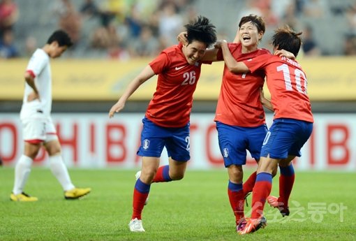 이 때까지만 해도 이변을 기대하는 분위기였는데…. 한국여자대표팀 김수연(왼쪽)이 21일 벌어진 북한과 동아시안컵 1차전에서 선제골을 넣은 뒤 동료들과 환호하고 있다. 한국은 1-2로 역전패했다. 상암｜김민성 기자 marineboy@donga.com 트위터 @bluemarine007