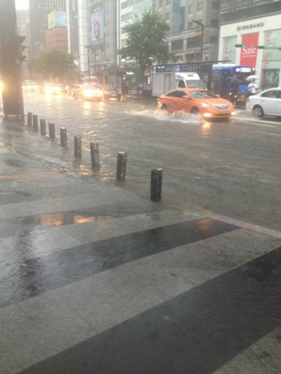 강남역 인근 도로 침수. 사진=온라인 커뮤니티