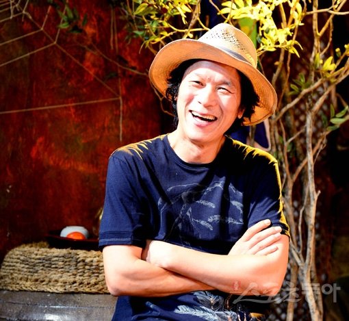 김뢰하는 강한 개성이 드러나는 마스크와 탄탄한 연기력으로 스크린 조연으로 각광받아왔다. 이제 새로운 기운을 얻기 위해 자신의 연기 ‘고향’인 대학로 무대에 서는 그는 네 살배기 아들과 계곡을 찾고 싶다며 웃었다. 박화용 기자 inphoto@donga.com 트위터 @seven7sola