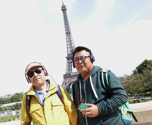 50년 지기 동료 이순재·박근형과 ‘꽃보다 할배’를 통해 세계를 여행 중인 신구(왼쪽)와 백일섭. 두 사람은 프랑스에 이어 대만에서 평생 기억에 남을 추억을 쌓고 있다. 사진제공|tvN