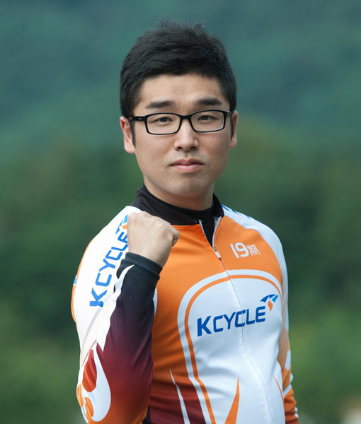 6월14일 부산경륜에서 한편의 영화 같은 역전우승으로 경륜팬을 사로잡은 특선급의 신흥 강호 천호신. 국가대표 출신, 훈련원 19기 최우수선수상 등 엘리트 코스를 밟은 그는 선행으로 정면승부를 하는 저돌적인 레이스로 더욱 사랑을 받고 있다. 사진제공|경륜경정사업본부