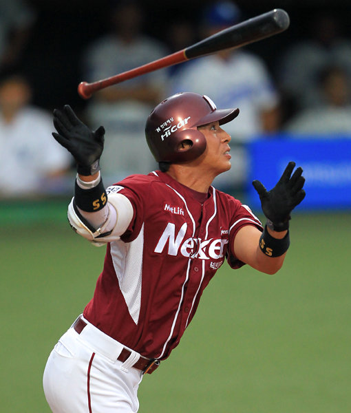 독립리그 출신인 넥센 안태영이 또 한편의 드라마를 쓰고 있다. 27일 대구 삼성전에서 뒤늦게 1군 데뷔전을 치르며 첫 안타와 첫 홈런을 잇달아 신고한 그는 이튿날에도 3타수 2안타를 기록했다. 안태영이 28일 삼성전 2회 무사서 좌중간 2루타를 터뜨리고 있다. 사진제공｜스포츠코리아