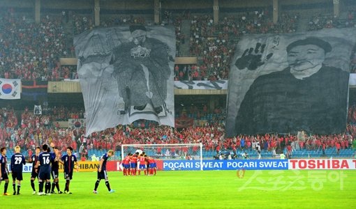 국가대표팀 응원단 붉은악마는 28일 잠실구장에 이순신 장군과 안중근 의사의 대형 걸개를 내걸어 눈길을 끌었다. 잠실｜김민성 기자 marineboy@donga.com