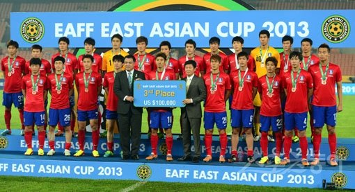 28일 오후 서울 잠실 종합운동장에서 열린 '2013 EAFF 동아시안컵' 축구경기에서 숙적 일본에 패하며 3위를 기록한 한국 대표팀 선수들이 기념촬영을 하고 있다. 잠실 | 김민성 기자 marineboy@donga.com 트위터 @bluemarine007