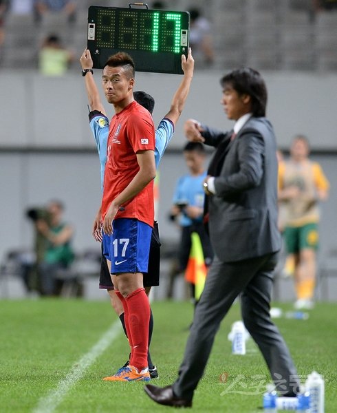 196cm의 훌륭한 체격조건을 갖춘 김신욱(왼쪽)을 어떻게 활용해야할까. 대표팀 홍명보 감독은 아직 답을 찾지 못했다. 홍 감독과 김신욱이 함께 해결해야 할 과제다. 김신욱이 20일 호주와 경기에서 교체투입을 기다리고 있다. 상암｜김종원 기자 won@donga.com 트위터@beanjjun