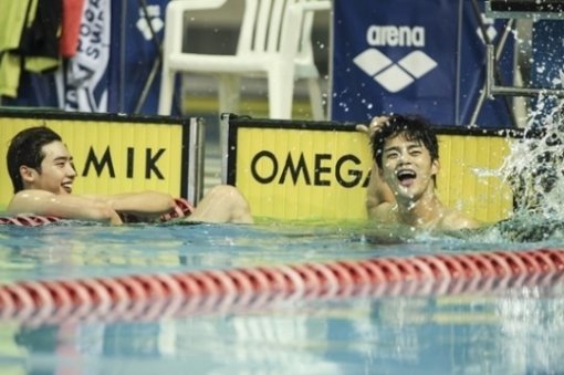 이종석 서인국 수영장 포착.