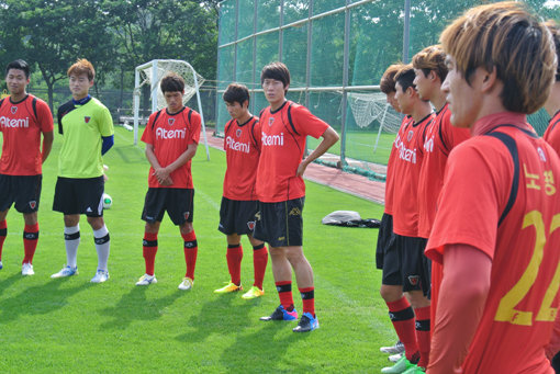 7월 한 달간 진행됐던 여름이적시장이 막을 내렸다. 기업 구단이 예산절감을 위해 투자를 아끼면서 스타급 선수들의 이동이 줄었다. 포항으로 임대된 김은중(왼쪽에서 5번째)이 훈련 전 인사를 나누고 있다. 사진제공｜포항 스틸러스