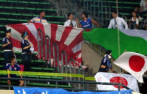 대한축구협회가 28일 한일전에서 붉은악마가 내건 걸개에 강한 불만을 제기한 일본 축구계에 욱일기가 축구팬들을 자극했다고 일침을 놓았다. 잠실｜김민성 기자