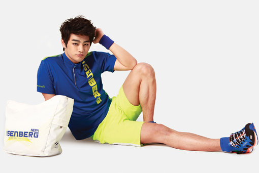 물이 잘 빠져 물놀이에 좋고, 가벼운 산행을 할 때 신어도 문제없는 아쿠아슈즈가 여름 휴가철을 맞아 인기다. 샌들과 트레킹화를 결합한 디자인으로 화제를 모은 이젠벅의 ‘레나’ 착용컷. 사진제공|이젠벅