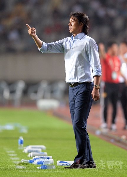 홍명호 감독이 6일 페루전 명단 발표를 앞두고 저조한 득점력 해소를 위해 어떤 대안을 내놓을지 관심이 쏠리고 있다. 홍 감독이 7월24일 중국전에서 선수들의 위치를 잡아주고 있다. 스포츠동아DB