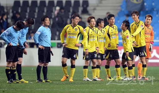 전남 드래곤즈에 변화가 요구된다. 전문 경영인을 영입하고 사무국을 강화해야한다는 지적이 높다. 전남 선수들이 경기 후 상대팀과 인사를 위해 늘어서 있는 모습. 스포츠동아DB