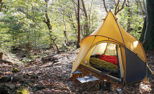 사람이 북적대는 캠핑장을 벗어나 한적한 자연 속에서 캠핑을 즐기고 싶어하는 마니아들 사이에서 백패킹이 인기를 끌고 있다. 백패킹은 1∼2명의 단출한 인원을 위한 캠핑인 만큼 가볍고 부피가 작으며 다양한 기능을 지닌 용품을 준비하는 것이 요령이다. 사진제공|코베아