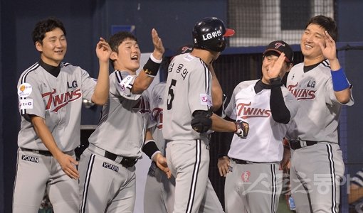 LG가 마지막으로 가을잔치에 진출한 것은 11년 전의 일이다. 팬들은 간절히 ‘유광점퍼’를 입고 야구장으로 향하는 꿈을 꿨다. 올 시즌 LG는 4강을 넘어 페넌트레이스 1위를 노린다. NC와의 주초 2연전을 모두 쓸어 담으며 선두 삼성과의 격차를 2경기로 줄였다. 7일 마산 NC전 5회 김용의(5번)가 홈런을 터트린 뒤 동료들과 하이파이브를 나누고 있다. 창원|김종원기자 won@donga.com 트위터@beanjjun