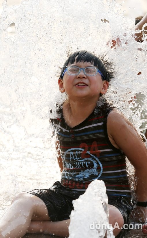 폭염 특보. 불별더위가 기승을 부린 8일 오후 서울 시청광장 분수대에서 어린이들이 즐거운 시간을 보내고 있다. 이날 울산의 낮 기온이 38.8도까지 오르는 등 가장 무더운 날씨를 보였다. 동아닷컴 국경원 기자 onecut@donga.com