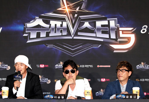 엠넷 ‘슈퍼스타K 5’가 ‘오디션 프로그램의 원조’답게 첫 회부터 높은 시청률을 기록하며 순조롭게 출발했다. 사진은 심사위원 DJ DOC 이하늘, 이승철, 윤종신.(왼쪽부터) 사진제공｜CJ E&M