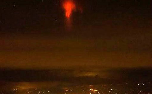 구름 위 희귀 번개