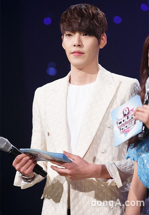 ‘김우빈 엠카 MC‘