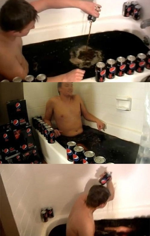 콜라로 목욕하는 남자