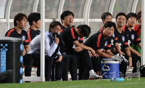 한국 축구대표팀이 14일 수원월드컵경기장에서 남미 강호 페루(FIFA 랭킹 22위)와 평가전을 가졌다. 한국 홍명보 감독이 전반전 슛팅이 빗나가자 수건으로 땀을 닦고 있다. 수원 | 김종원기자 won@donga.com 트위터@beanjjun