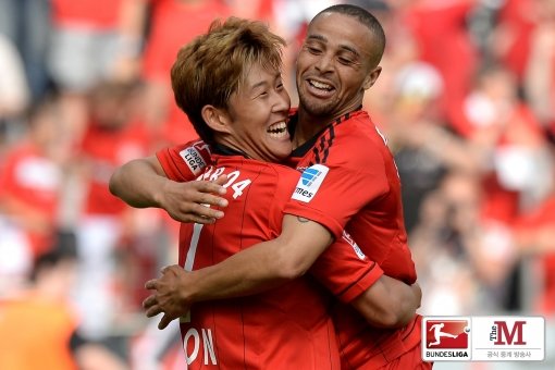 서로를 껴안고 기뻐하는 ‘삼손듀오’ (사진제공=채널 더 엠(The M))