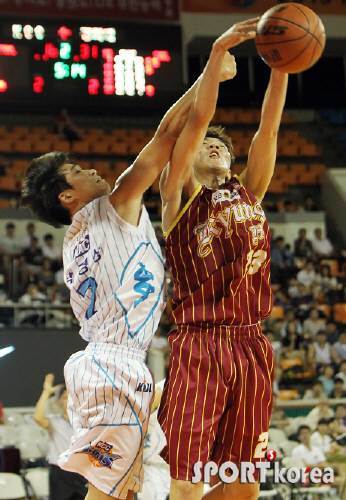 16일 오후 잠실학생체육관에서 `2013 KB국민카드 프로아마 최강전` 전주 KCC와 경희대의 경기가 열렸다. 경희대 김민구가 KCC 박경상과 리바운드 싸움을 벌이고 있다. (서울=스포츠코리아)