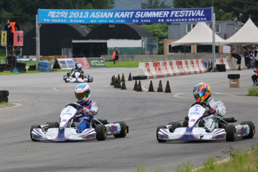 17일 경기도 파주스피드파크에서 열린 ‘2013 아시안 카트 썸머 페스티벌’에서 최고 종목인 로탁스(125cc) 출전 선수들이 서킷을 역주하고 있다. 사진제공|지피코리아