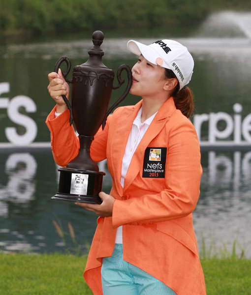 18일 강원도 홍천 힐드로사이 골프장에서 열린 KLPGA투어 넵스 마스터피스 2013에서 우승한 김지현이 우승 트로피에 입을 맞추며 기뻐하고 있다. 사진제공｜KLPGA