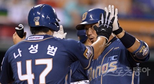 21일 잠실 두산전 8회초 1사 1·2루에서 NC 이호준이 3점 홈런을 날린 뒤, 나성범과 하이파이브를 나누고 있다. 잠실｜김종원 기자