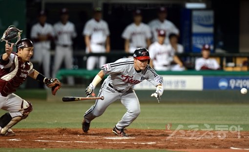 LG가 천군만마를 얻었다. 주전 포수 현재윤(34)이 복귀했다. 1군 엔트리에서 제외된 지 42일 만이다. 현재윤이 7회초 무사 1루에서 희생번트를 성공시키고 있다. 목동｜배영은 기자 yeb@donga.com 트위터 @goodgoer