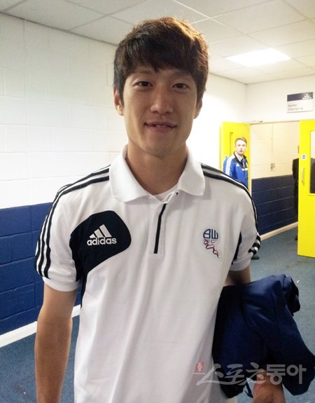 볼턴 이청용이 QPR과 챔피언십 4라운드 홈경기를 마친 뒤 취재진과 마주했다. 볼턴(영국)|허유미 통신원