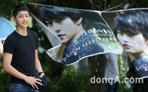 배우 송중기가 27일 오전 강원도 춘천 102보충대 앞에서 입대하기 전에 팬들에게 인사를 하고 있다. 동아닷컴 국경원 기자 onecut@donga.com