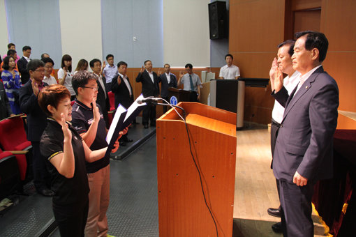 최근 국내 체육계에 비리, 부정사건이 잇따르고 있는 가운데 생활체육계가 예방 차원의 자정운동을 벌이고 있다. 23일 강원도 시도간담회에서 생활체육 지도자와 관계자들이 국민생활체육회 서상기 회장(맨 오른쪽) 앞에서 생활체육인 자정실천 결의 선서를 하고 있다. 사진제공｜국민생활체육회