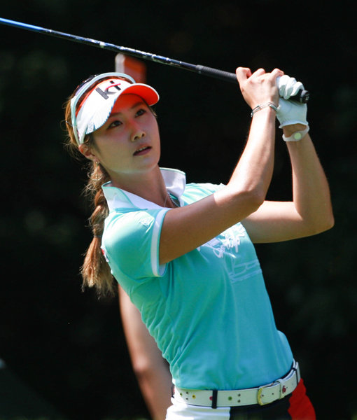 티샷을 하고 있는 ‘골프여왕’ 김하늘. KLPGA투어는 하반기에 고질적인 슬로플레이를 퇴출시키기로 하고 분위기를 조성하고 있다. 참가 선수들은 빨라지는 플레이에 적응하는 한편 대회가 4개나 열리는 4라운드에서 체력과의 전쟁을 벌여야 할 것으로 예상된다. 사진제공｜KLPGA