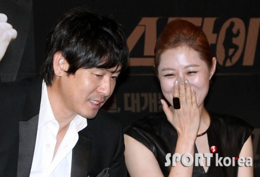 영화 ‘스파이’ 설경구-문소리. 사진 출처｜스포츠코리아