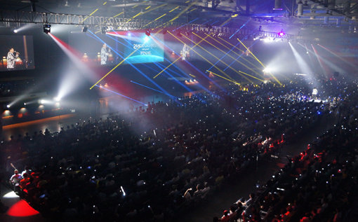 “e스포츠의 영광이 부활한다”. 6월 15일 ‘LoL 챔피언스 스프링 결승전’이 열린 일산 킨텍스 경기장. 라이엇게임즈는 31일 서울 잠실 올림픽 보조경기장에서 ‘핫식스 LoL 챔피언스 서머 2013’ 결승을 열고 모처럼 불붙은 e스포츠 열풍을 이어갈 계획이다. 사진제공|라이엇게임즈