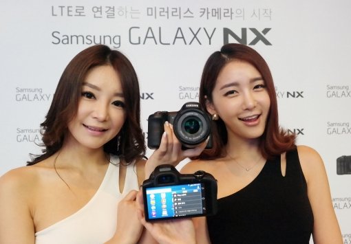삼성전자는 29일 서초사옥 딜라이트에서 국내 미디어 데이를 갖고 세계 최초로 LTE와 안드로이드 OS(4.2, 젤리빈)가 탑재된 프리미엄 미러리스 교환렌즈 카메라 ‘갤럭시 NX’를 국내 시장에 출시했다. 사진제공｜삼성전자