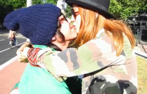 1일 오후 제주도 애월읍 자택에서 비공개로 결혼한 이효리(오른쪽)와 이상순. 사진은 이효리가 최근 이상순에게 프러포즈를 받았다며 SNS에 공개한 것이다. 사진출처｜이효리 트위터