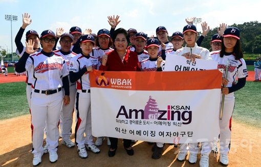 김을동 한국여자야구연맹 회장(앞줄 왼쪽에서 세 번째)이 8월 31일 전북 익산 국가대표 야구장에서 열린 ‘2013 LG배 한국여자야구대회’ 개막식에서 팀 창단 후 처음으로 대회에 참가한 익산 어메이징 여자야구단과 포즈를 취하고 있다. 익산|박화용 기자