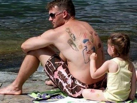 ‘딸 울려버린 아빠’에 이어 ‘아빠 울린 딸’ 사진이 등장했다. 사진출처 | 온라인 게시판