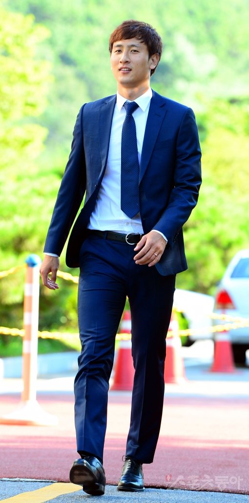 홍명보 감독이 이끄는 축구국가대표팀이 6일 인천축구전용구장에서 열린는 아이티와의 평가전을 앞두고 2일 파주 NFC에서 소집되었다. 프리미어리그 선덜랜드 지동원이 입소하고 있다. 
파주ㅣ박화용 기자 inphoto@donga.com 트위터 @seven7sola