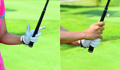 왼손은 중지, 약지, 소지만 이용해 그립을 잡는 게 좋다. 오른손 2개의 손가락을 이용해 그립을 잡는다. (오른쪽 사진)